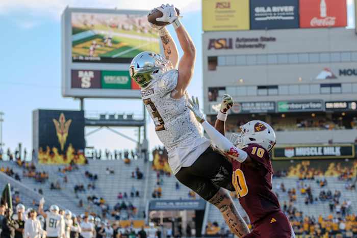 Oregon Ducks tight end Terrance Ferguson hauls in a pass from Bo Nix against Arizona State.